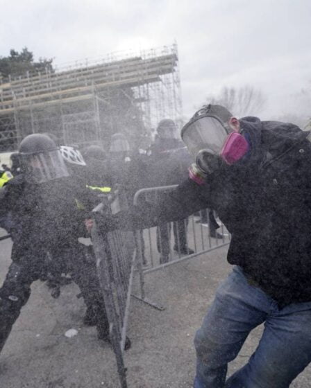 Mise à jour sur le siège du Congrès américain: images chaotiques, plusieurs personnes arrêtées, plusieurs policiers blessés - 10