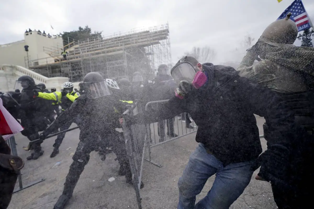 Mise à jour sur le siège du Congrès américain: images chaotiques, plusieurs personnes arrêtées, plusieurs policiers blessés 4 Mise à jour sur le siège du Congrès américain: images chaotiques, plusieurs personnes arrêtées, plusieurs policiers blessés - 3