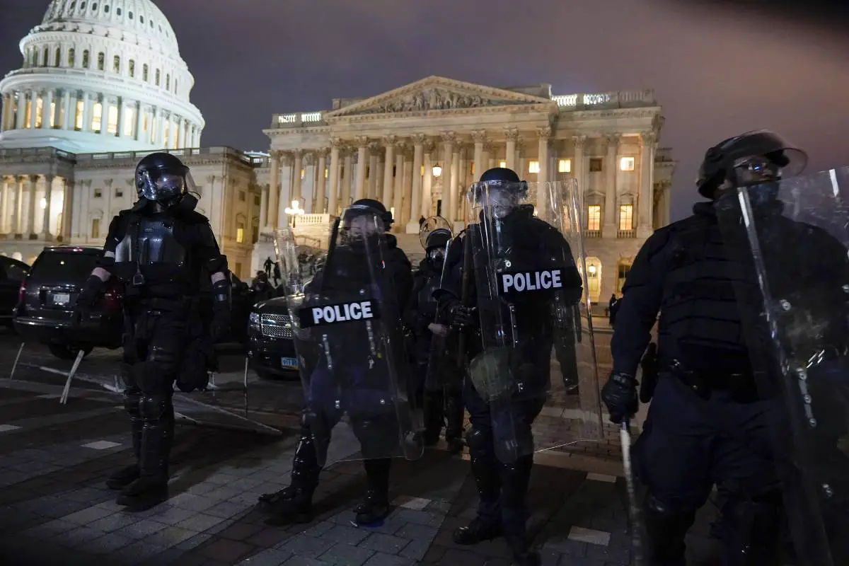 Police: le bâtiment du Congrès a été sécurisé, mais plusieurs officiers sont blessés - 3