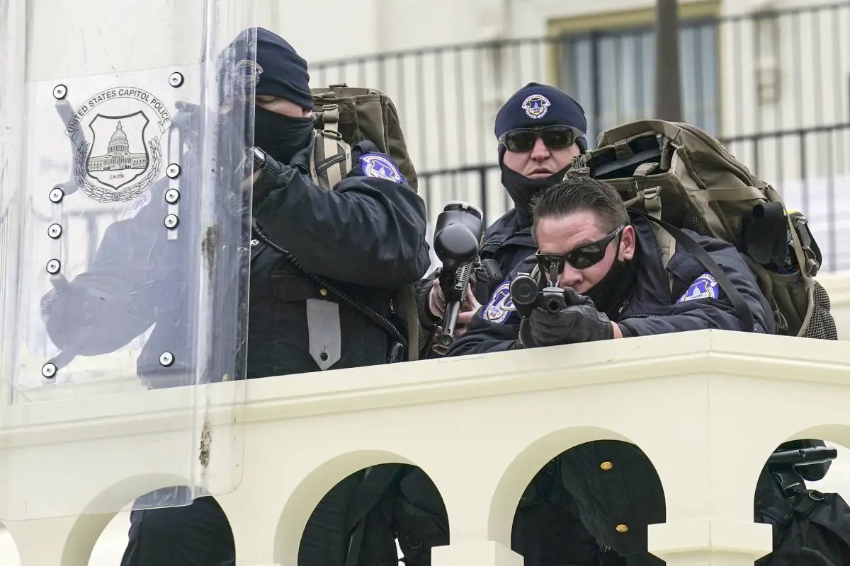 La police américaine lance une opération pour expulser les manifestants du Congrès 4 La police américaine lance une opération pour expulser les manifestants du Congrès - 3