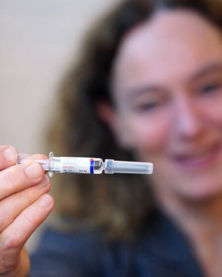 Les personnes de plus de 65 ans et les résidents des maisons de soins infirmiers devraient avoir la priorité pour la vaccination, note FHI 18 Les personnes de plus de 65 ans et les résidents des maisons de soins infirmiers devraient avoir la priorité pour la vaccination, note FHI - 17