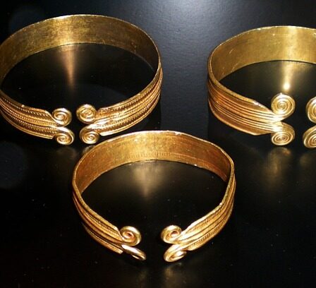 Un trésor d'or de 160 bijoux vikings découverts au Danemark 37 Un trésor d'or de 160 bijoux vikings découverts au Danemark - 36