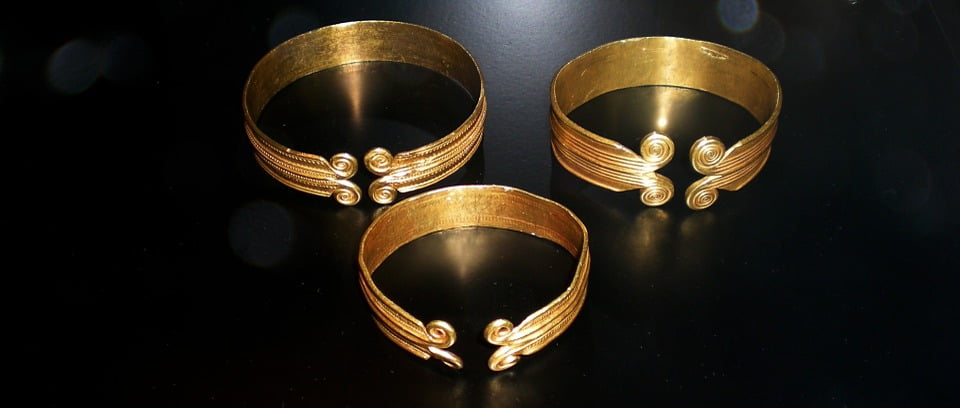 Un trésor d'or de 160 bijoux vikings découverts au Danemark 4 Un trésor d'or de 160 bijoux vikings découverts au Danemark - 3
