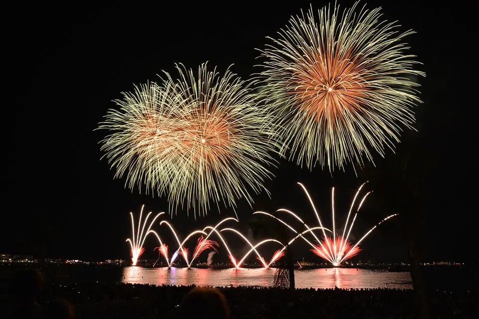 Les grandes villes dépensent des millions en feux d'artifice 4 Les grandes villes dépensent des millions en feux d'artifice - 3