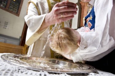 Moins d'enfants en Norvège sont baptisés - 18
