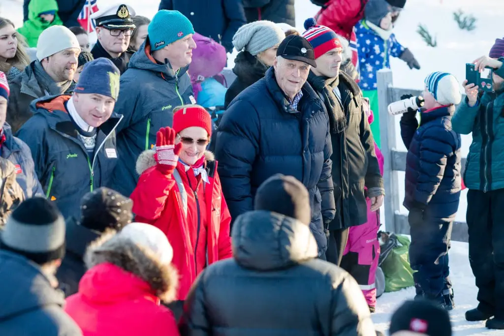 Le roi et la reine ont célébré avec joie et joie hivernales 4 Le roi et la reine ont célébré avec joie et joie hivernales - 3