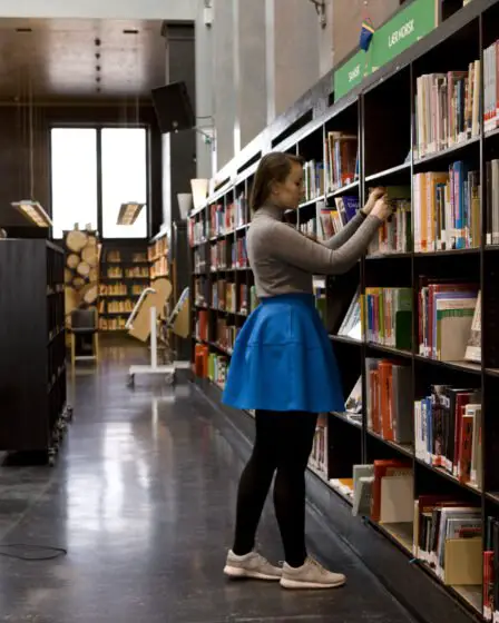 La majorité utilise la bibliothèque pour d'autres choses que pour emprunter des livres 11 La majorité utilise la bibliothèque pour d'autres choses que pour emprunter des livres - 10
