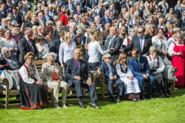 Le roi et la reine invitent au cinéma en plein air dans le parc du château - 60