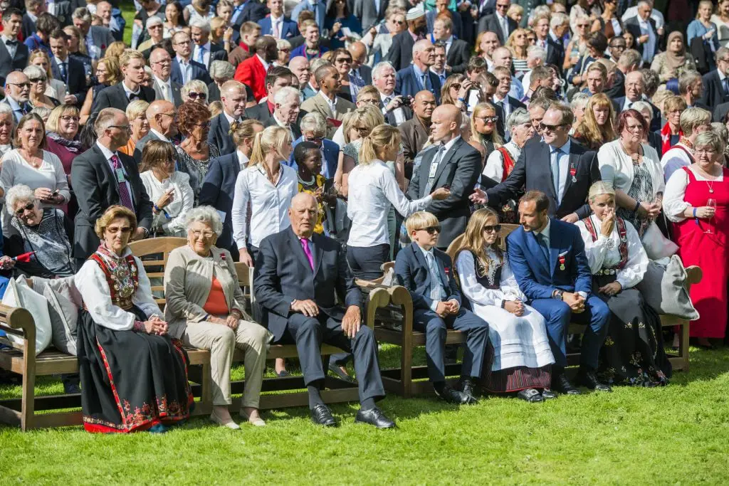 Le roi et la reine invitent au cinéma en plein air dans le parc du château - 3