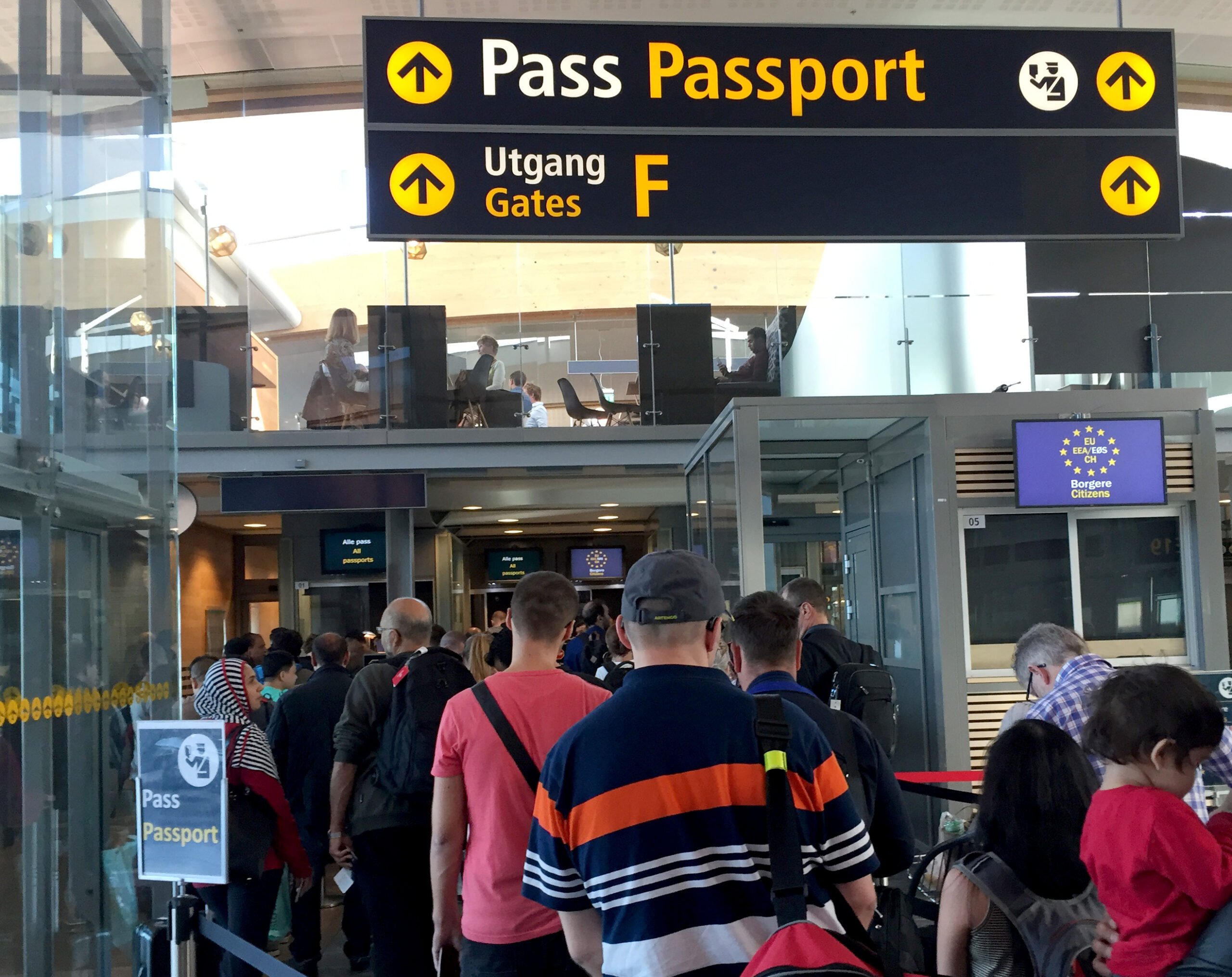 Il est conseillé aux passagers de se préparer à de nouvelles files d'attente pour les passeports - 3