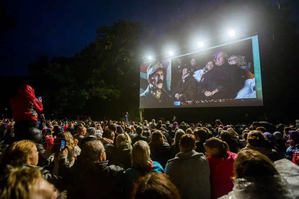 Le prince héritier a accueilli tout le monde au cinéma royal en plein air 4 Le prince héritier a accueilli tout le monde au cinéma royal en plein air - 3