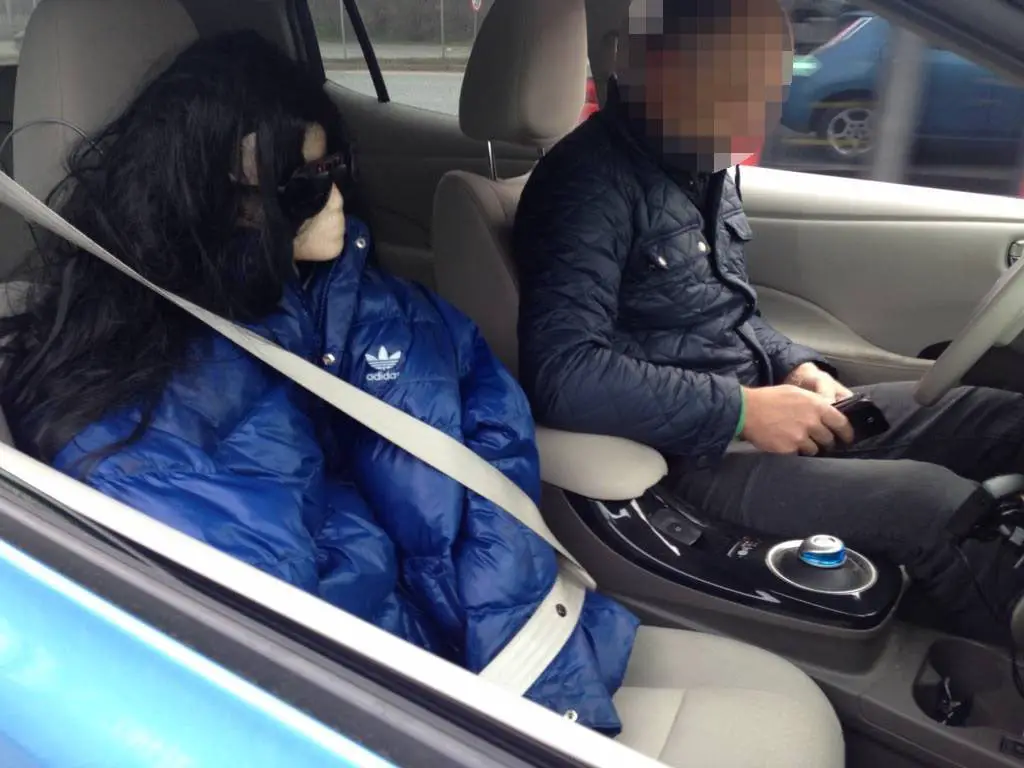 L'homme s'est arrêté avec Mannequin comme passager 4 L'homme s'est arrêté avec Mannequin comme passager - 3
