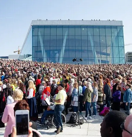 Près de 3000 rassemblés pour la tentative de record du monde d'opéra 2 Près de 3000 rassemblés pour la tentative de record du monde d'opéra - 1