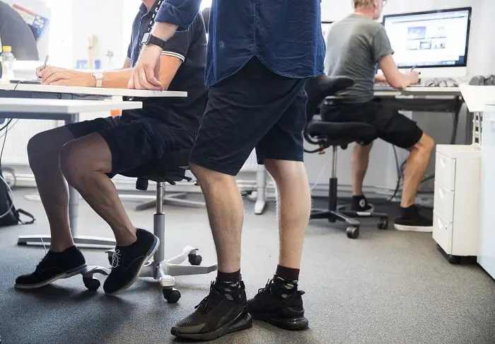 Beaucoup de gens pensent qu'il est normal de porter des shorts au travail 4 Beaucoup de gens pensent qu'il est normal de porter des shorts au travail - 3