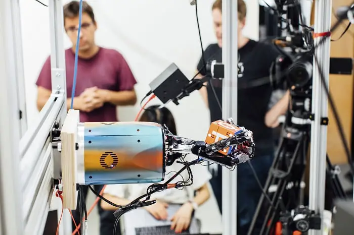 Beaucoup de gens craignent que les robots ne prennent leur travail 4 Beaucoup de gens craignent que les robots ne prennent leur travail - 3