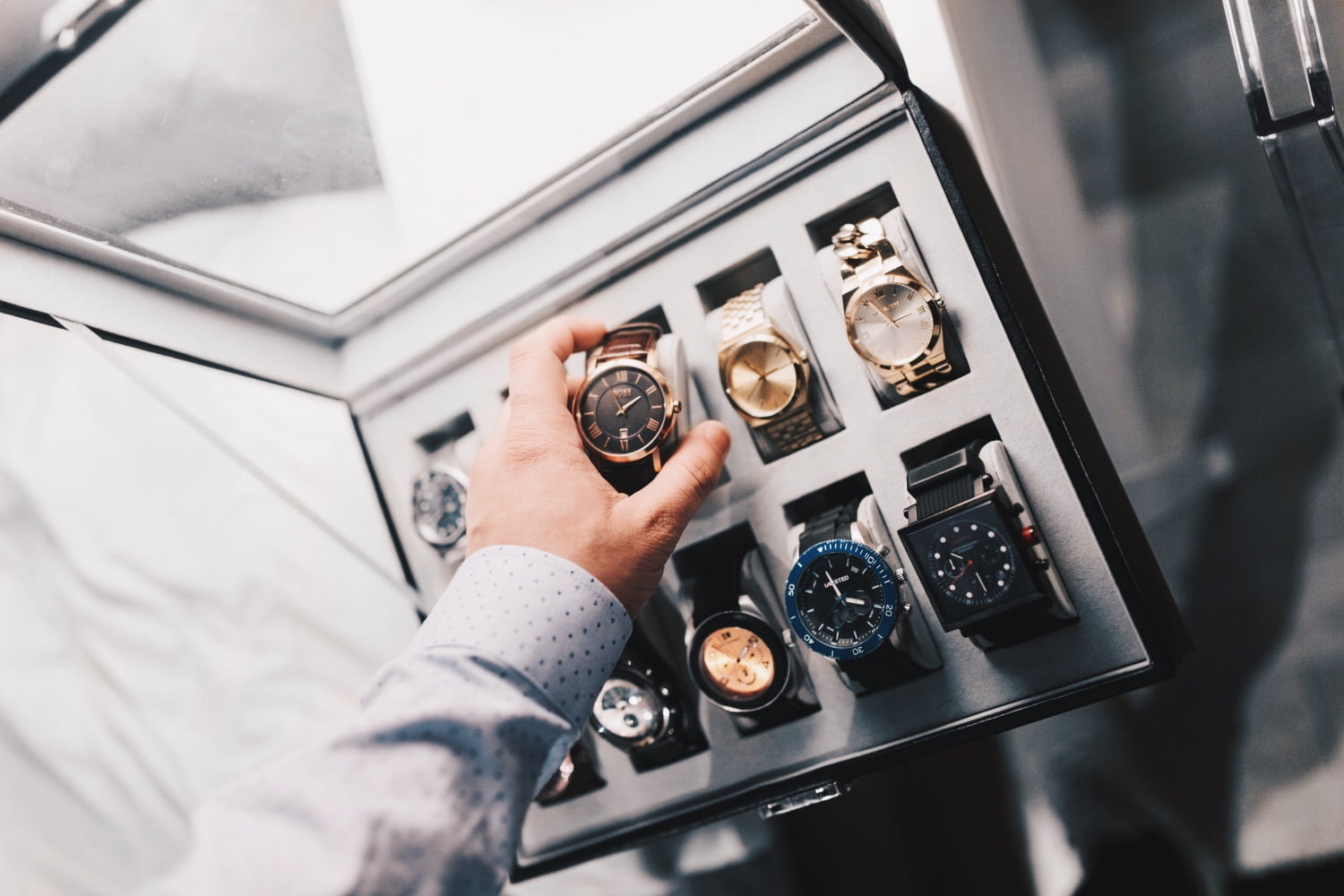 Des voleurs ont volé 5 millions de NOK de montres 4 Des voleurs ont volé 5 millions de NOK de montres - 3