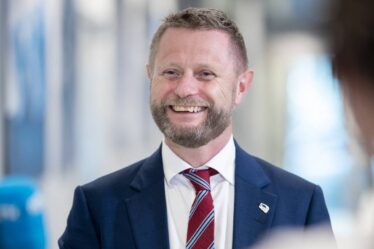 Le ministre norvégien de la Santé reçoit la première dose de vaccin corona: "J'ai hâte de socialiser davantage" - 16