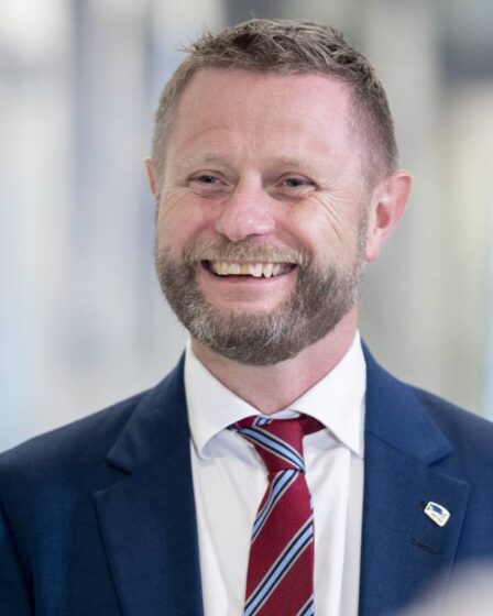 Le ministre norvégien de la Santé reçoit la première dose de vaccin corona: "J'ai hâte de socialiser davantage" - 1