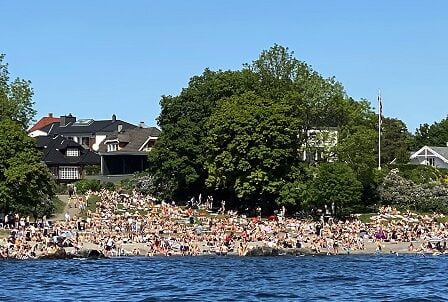 Bondé dans les stations balnéaires des capitales 2 Bondé dans les stations balnéaires des capitales - 1