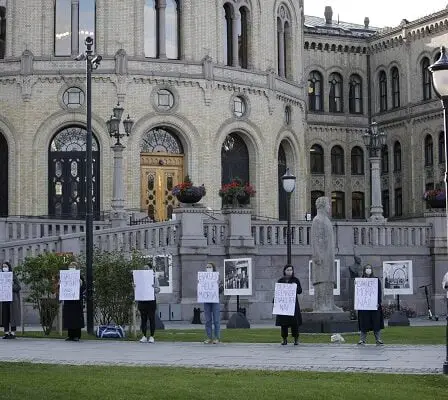 Des partis de jeunes manifestent en faveur des réfugiés de la Moria au parlement norvégien 17 Des partis de jeunes manifestent en faveur des réfugiés de la Moria au parlement norvégien - 16