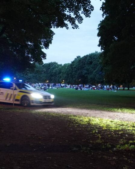 Plusieurs milliers de Norvégiens se sont rassemblés dans les parcs d'Oslo pendant le week-end, provoquant une réponse de la police 27 Plusieurs milliers de Norvégiens se sont rassemblés dans les parcs d'Oslo pendant le week-end, provoquant une réponse de la police - 26