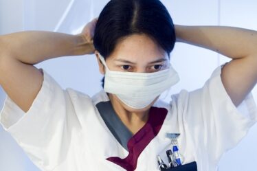 Plusieurs maisons de soins infirmiers à Oslo réintroduisent les masques faciaux - 18