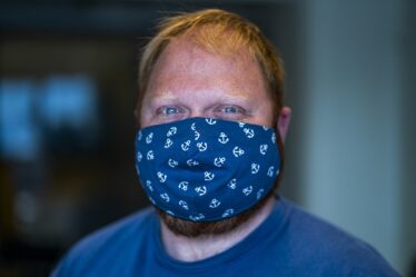 Les agents de santé pensent que trop peu portent des masques faciaux - 18