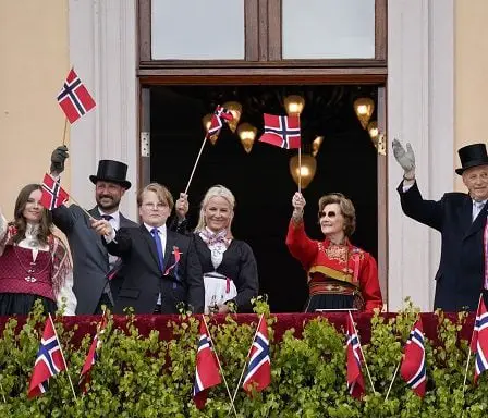 La famille royale est apparue sur le balcon du château 20 La famille royale est apparue sur le balcon du château - 19