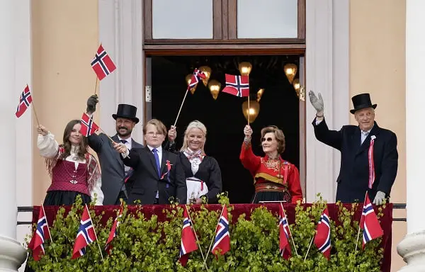 La famille royale est apparue sur le balcon du château - 3