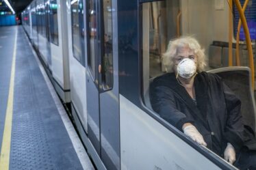 À partir d'aujourd'hui, lundi, il est recommandé d'utiliser des masques faciaux à plusieurs endroits - 16