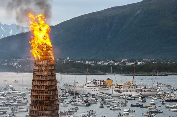 La reine a célébré la Saint-Hans à Ålesund 4 La reine a célébré la Saint-Hans à Ålesund - 3