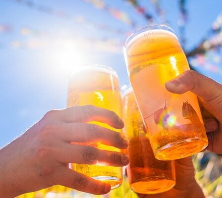 Le gouvernement mettra en œuvre des exigences pour le service d'alcool à table lors d'événements - 28