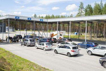 Les agents des douanes arrêtent tous ceux qui franchissent la frontière suédoise - 18