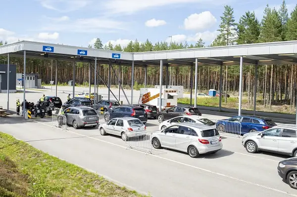 Les agents des douanes arrêtent tous ceux qui franchissent la frontière suédoise - 3