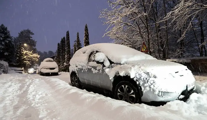 Les chutes de neige et de glace des toits font que l'assurance automobile paie des millions 4 Les chutes de neige et de glace des toits font que l'assurance automobile paie des millions - 3