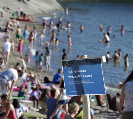 Les gens défient les conseils de ne pas se baigner après les déversements d'eaux usées à Oslo - 7