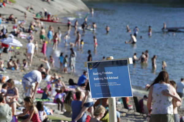 Les gens défient les conseils de ne pas se baigner après les déversements d'eaux usées à Oslo - 3