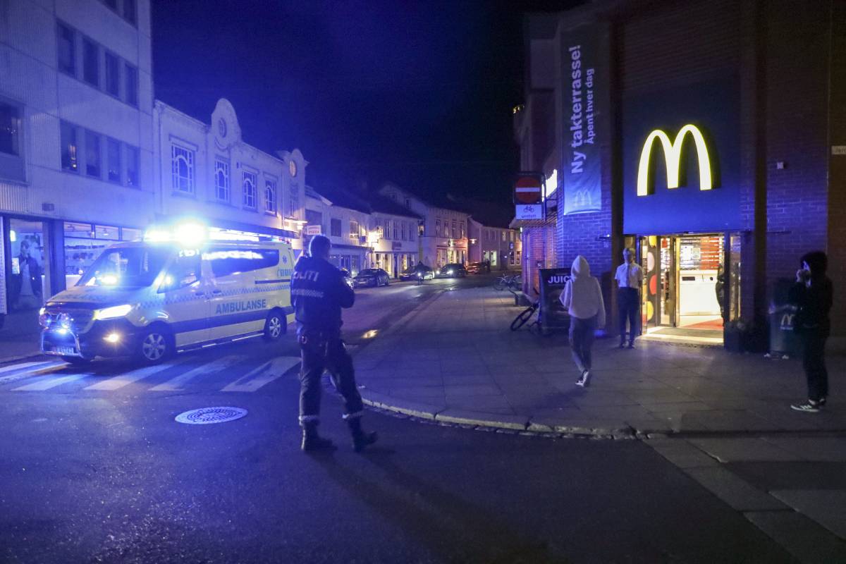Quatre personnes arrêtées après une bagarre de masse et une attaque au couteau dans un McDonald's de Sandefjord 4 Quatre personnes arrêtées après une bagarre de masse et une attaque au couteau dans un McDonald's de Sandefjord - 3
