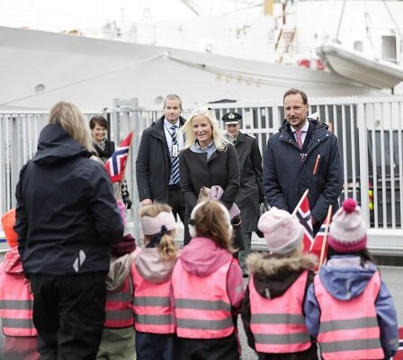 Le prince héritier et la princesse héritière en visite sur le coronavirus à Kristiansund - 13