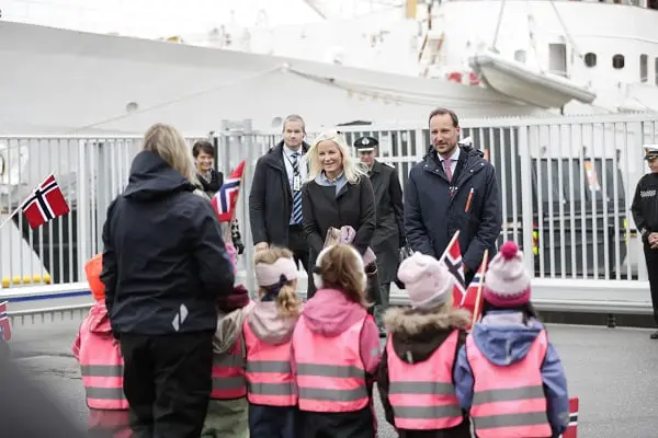 Le prince héritier et la princesse héritière en visite sur le coronavirus à Kristiansund 4 Le prince héritier et la princesse héritière en visite sur le coronavirus à Kristiansund - 3