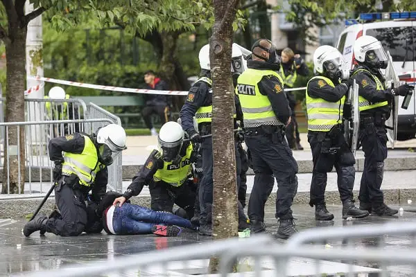 De violents affrontements lors de la manifestation Sian à Bergen 4 De violents affrontements lors de la manifestation Sian à Bergen - 3