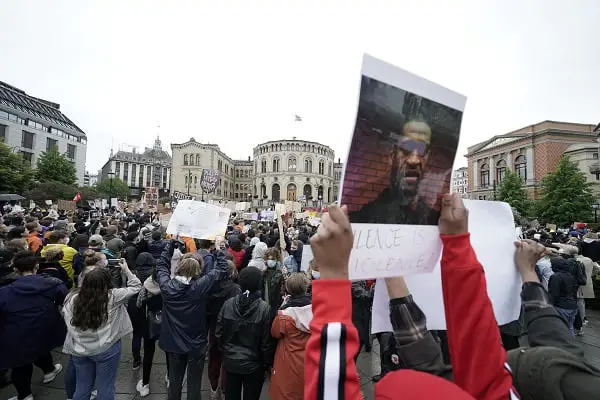 Huit minutes et 46 secondes de silence devant le Storting 4 Huit minutes et 46 secondes de silence devant le Storting - 3