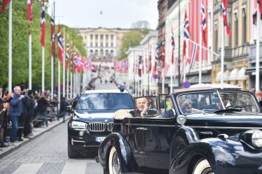 La famille royale a parcouru les rues d'Oslo dans des voitures ouvertes - 16