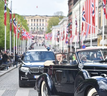 La famille royale a parcouru les rues d'Oslo dans des voitures ouvertes - 10