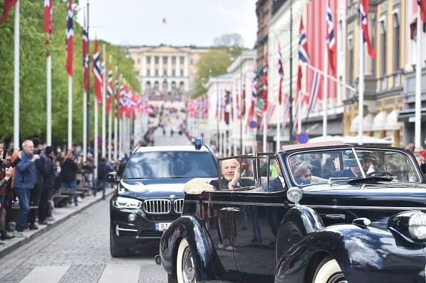 La famille royale a parcouru les rues d'Oslo dans des voitures ouvertes 8 La famille royale a parcouru les rues d'Oslo dans des voitures ouvertes - 7