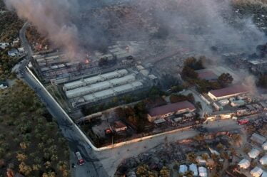 Le gouvernement fait venir des familles grecques avec des enfants après un incendie majeur - 20