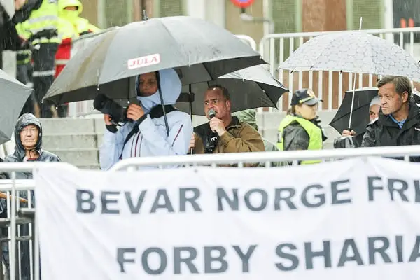 Un groupe anti-islamisation organise une manifestation à Hamar, 150 contre-manifestants apparaissent 4 Un groupe anti-islamisation organise une manifestation à Hamar, 150 contre-manifestants apparaissent - 3