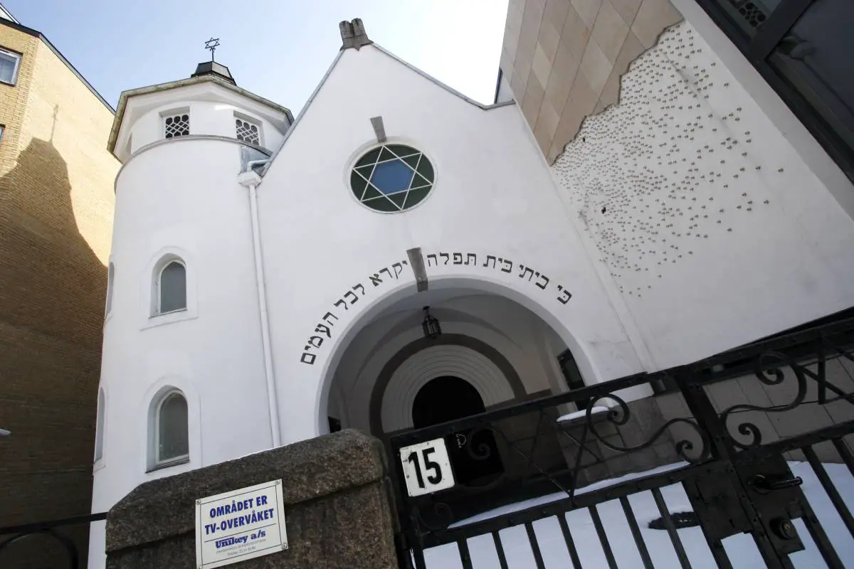 Un groupe néo-nazi a manifesté devant la synagogue d'Oslo lors de la célébration de Yom Kippour - 3