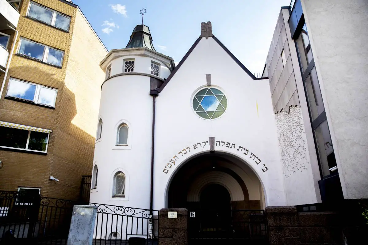 Nouveau rapport : un extrémiste de droite arrêté devant la synagogue d'Oslo portait un couteau 4 Nouveau rapport : un extrémiste de droite arrêté devant la synagogue d'Oslo portait un couteau - 3