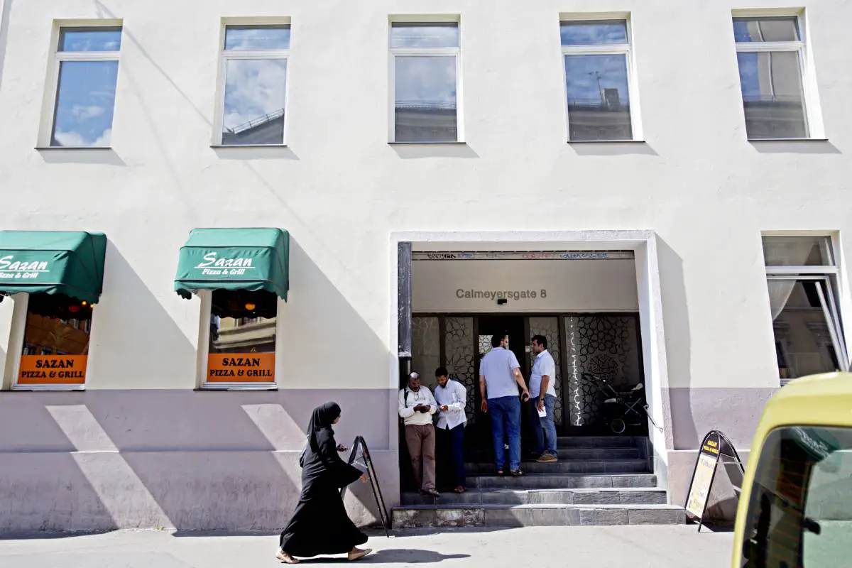 La mosquée d'Oslo prend des gardes supplémentaires pendant la prière du vendredi 4 La mosquée d'Oslo prend des gardes supplémentaires pendant la prière du vendredi - 3